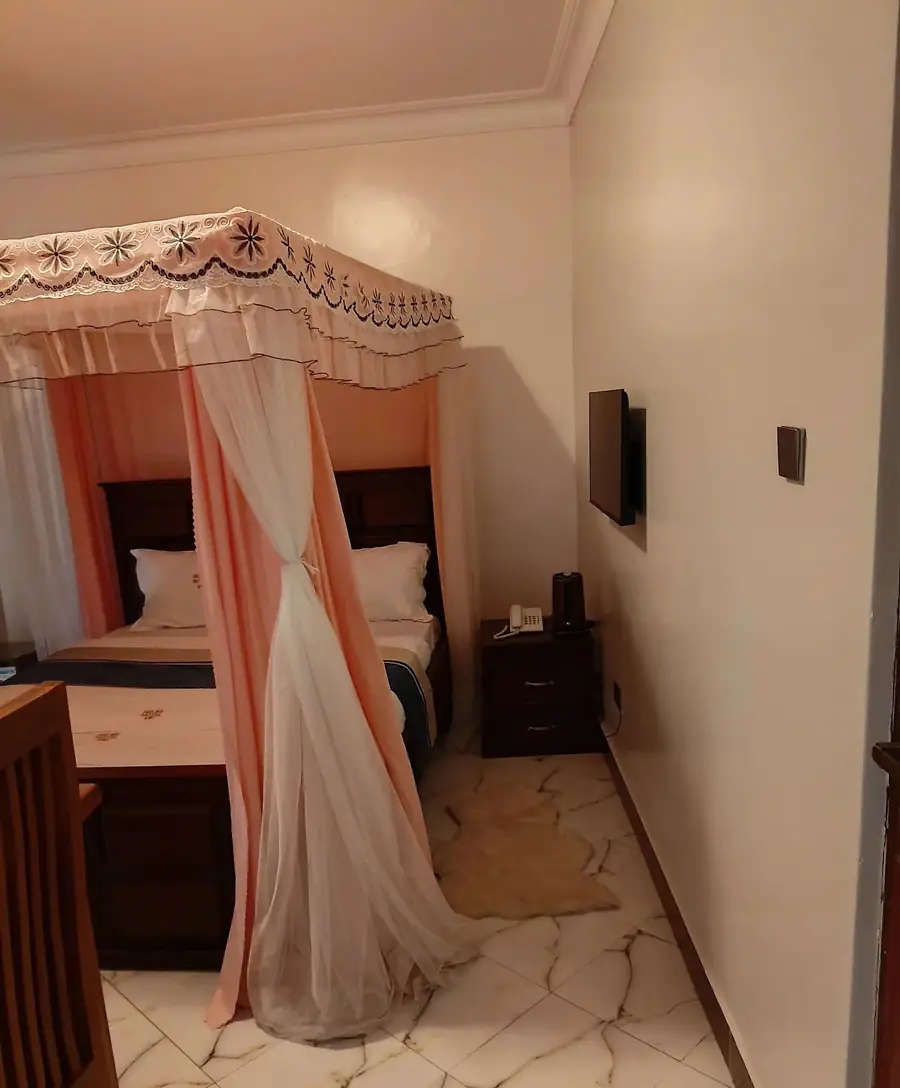 Deluxe room with canopy bed and TV